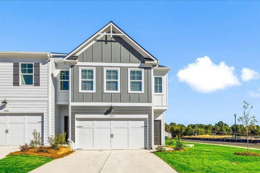 Townhome vs Single Family Home: Which Home Style Fits Your Lifestyle?